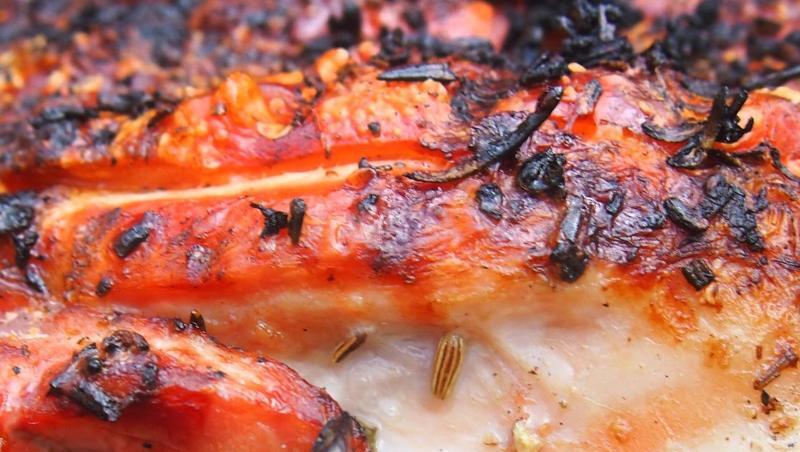 Eine Spanferkelkeule liegt auf dem Grill: Auf der Schwarte befindet sich eine Paste. Foto: Doreen Hassek/dekoreen.blogspot.de/Archiv Eine Spanferkelkeule liegt auf dem Grill: Auf der Schwarte befindet sich eine Paste. Foto: Doreen Hassek/dekoreen.blogspot.de/Archiv