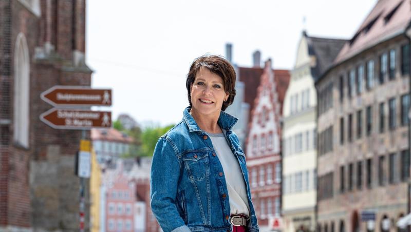 Schauspielerin Janina Hartwi steht während einer Drehpause in der Altstadt.