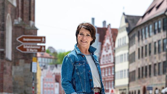 Schauspielerin Janina Hartwi steht während einer Drehpause in der Altstadt.