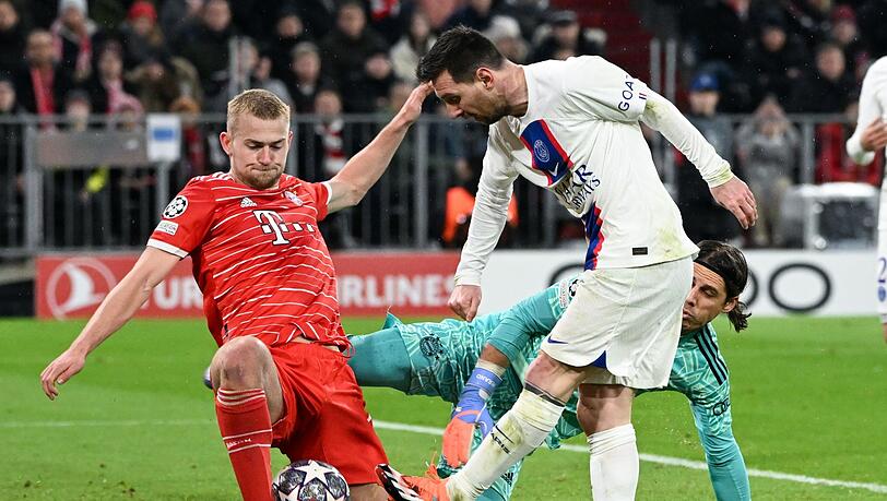 Matthijs de Ligt (l) von München, Lionel Messi (M) von Paris und Torwart Yann Sommer von München kämpfen um den Ball.