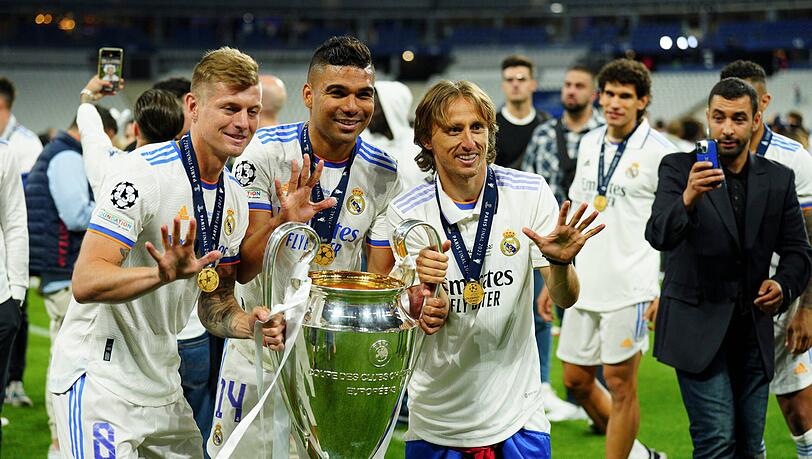 Im Bild: Toni Kroos (l.), Casemiro (m.) und Luka Modric (r.), die alle drei bereits fünf Mal den Henkelpott in den Nachthimmel recken durften. Im Bild: Toni Kroos (l.), Casemiro (m.) und Luka Modric (r.), die alle drei bereits fünf Mal den Henkelpott in den Nachthimmel recken durften.