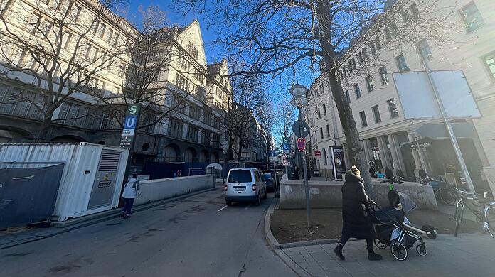 Die Schützenstraße ist ohnehin derzeit kein Kleinod. Und nun liegt auch die Galeria-Baustelle (l.) brach.