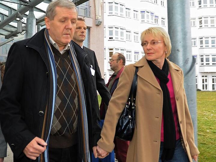 Polizeichef Alois Mannichl mit seiner Frau Anneliese beim Verlassen des Krankenhauses in Passau.