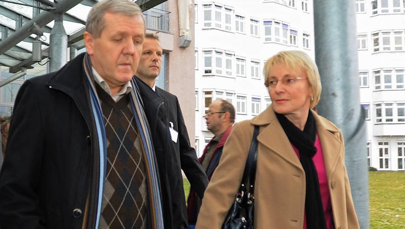 Polizeichef Alois Mannichl mit seiner Frau Anneliese beim Verlassen des Krankenhauses in Passau. Polizeichef Alois Mannichl mit seiner Frau Anneliese beim Verlassen des Krankenhauses in Passau.