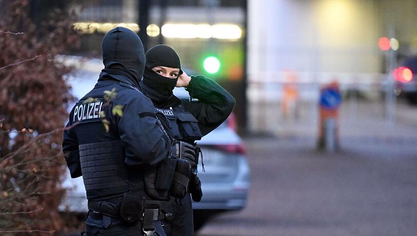 Beamte vor der Haftvorführung des mutmaßlichen Drahtziehers der Anschläge auf die Gasleitung Nord-Stream. Beamte vor der Haftvorführung des mutmaßlichen Drahtziehers der Anschläge auf die Gasleitung Nord-Stream.