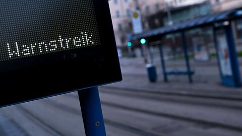 Etliche Bus- und Tramhaltestellen in Bayern waren am Donnerstag verwaist.