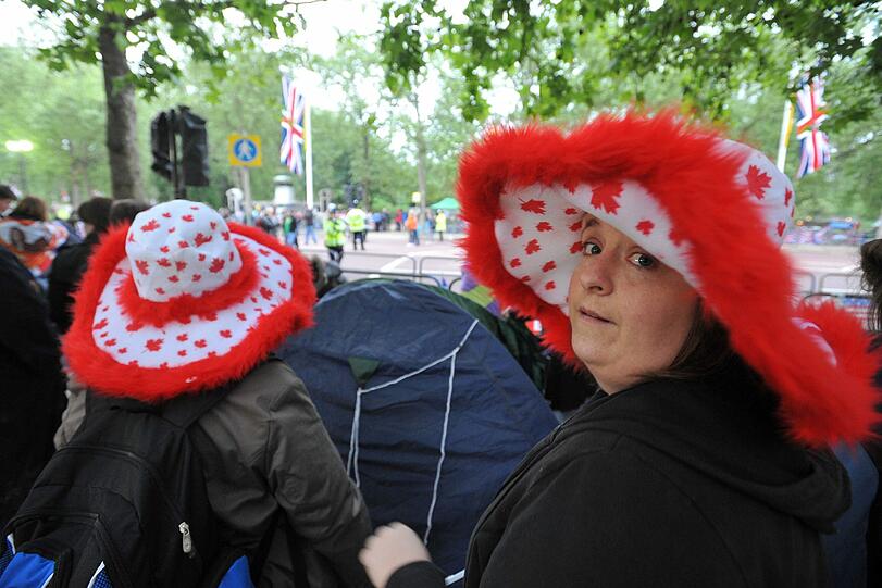 Ein Fahnenmeer, jubelnde Menschen, verkleidete Spaßvögel: So haben die Menschen in London und aller Welt die königliche Hochzeit gefeiert. Die Bilder!