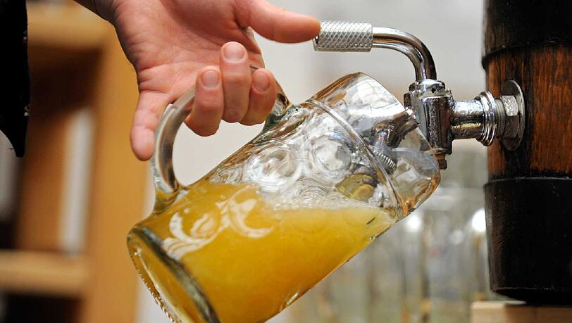 Bier mag der Münchner gerne - ein Helles trinkt er auch gerne auf dem Viktualienmarkt. Bier mag der Münchner gerne - ein Helles trinkt er auch gerne auf dem Viktualienmarkt.