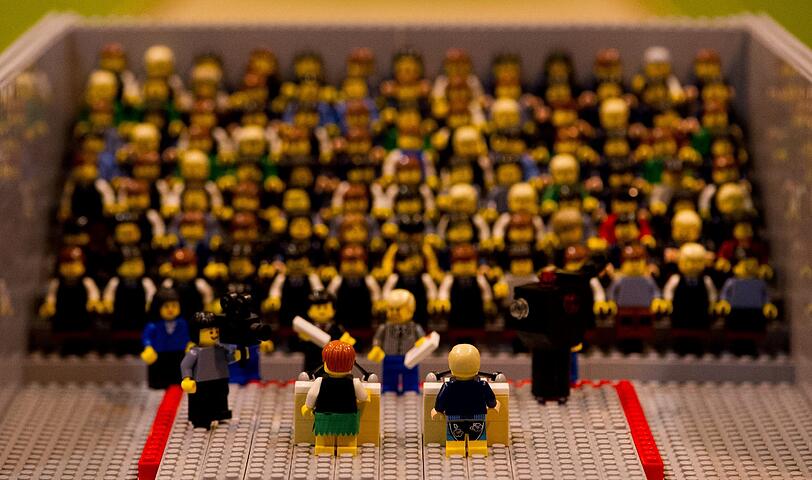 Auch die Moderatoren wurden minimiert: Auffällig ist die Bart-Farbe von Stefan Raab (links).