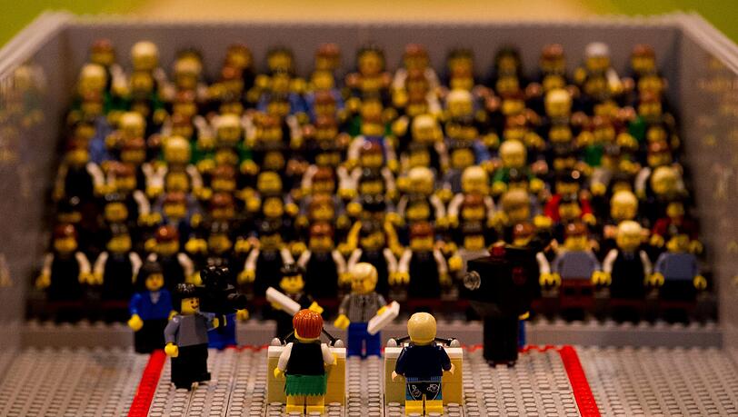 Auch die Moderatoren wurden minimiert: Auffällig ist die Bart-Farbe von Stefan Raab (links). Auch die Moderatoren wurden minimiert: Auffällig ist die Bart-Farbe von Stefan Raab (links).