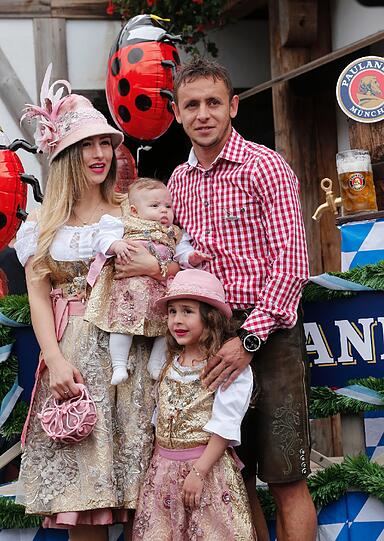 Rafinha mit seiner Frau Carolina und den Kindern
