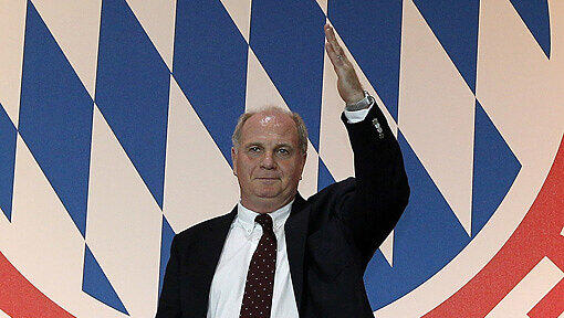 Nach seinen Tränen gab sich Uli Hoeneß auf der Mitgliederversammlung wenig später kämpferisch. Foto: Marc Müller Nach seinen Tränen gab sich Uli Hoeneß auf der Mitgliederversammlung wenig später kämpferisch. Foto: Marc Müller