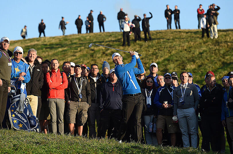 Justin Rose (England) aus dem Rough. Er und sein Kollege Henrik Stenson (Schweden) holten den ersten Punkt für Team Europa.