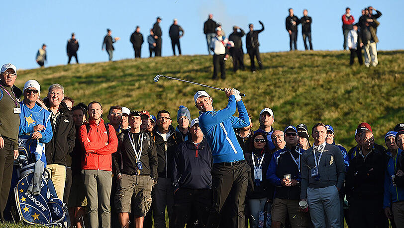 Justin Rose (England) aus dem Rough. Er und sein Kollege Henrik Stenson (Schweden) holten den ersten Punkt für Team Europa. Justin Rose (England) aus dem Rough. Er und sein Kollege Henrik Stenson (Schweden) holten den ersten Punkt für Team Europa.