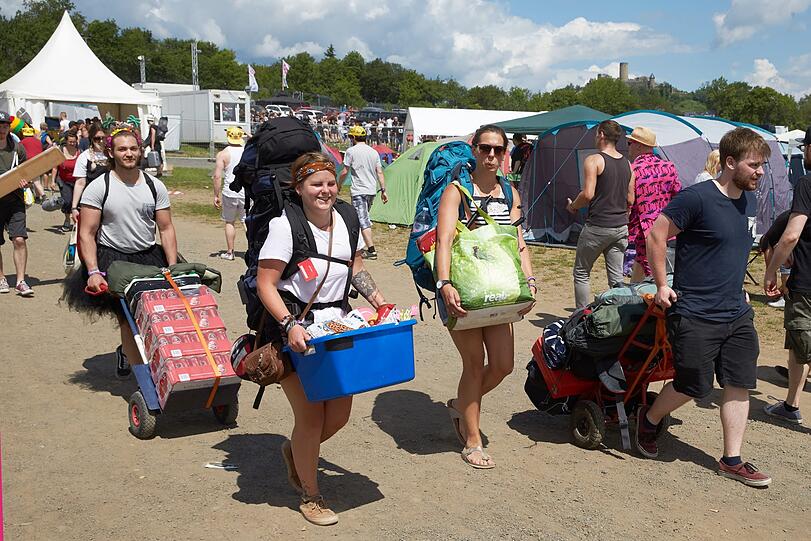 Rockfans treffen mit schwerem Gepäck auf dem Campinggelände des Musikfestivals "Rock am Ring" ein. Insgesamt haben sich rund 80 Bands auf den drei Bühnen an der legendären Rennstrecke Nürburgring angekündigt.
