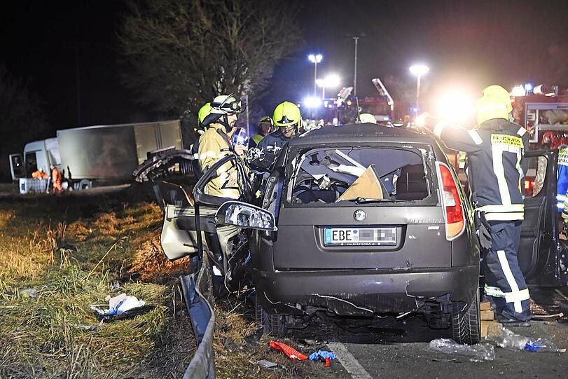 Die Beifahrerin kam mit schweren Verletzungen in eine Klinik, der Lkw-Fahrer wurde nicht verletzt.