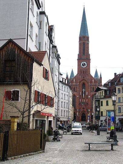 Den schönen Blick auf die Pfarrkirche St. Johann Baptist am Johannisplatz gibt's gratis dazu.