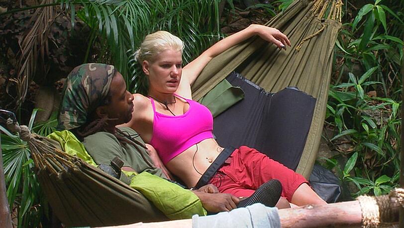 Mola Adebisi und Melanie Müller sitzen in der Hängematte und es gibt nur ein Thema: 'Der Wendler'!