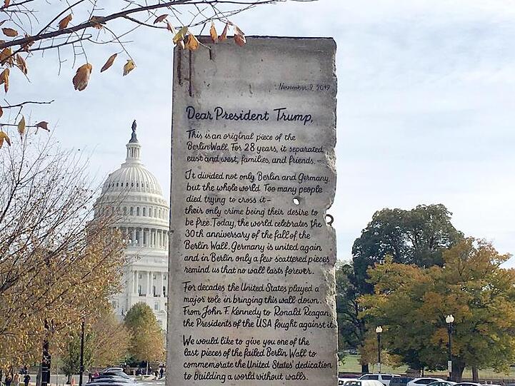 Das Segment der Berliner Mauer mit einer Botschaft an US-Präsident Trump vor dem Kapitol in Washington.