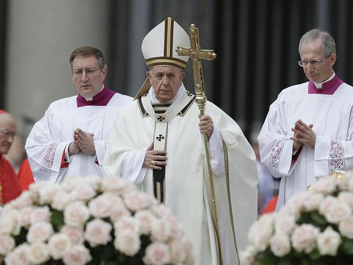 Papst Franziskus feiert die Ostermesse auf dem Petersplatz im Vatikan.