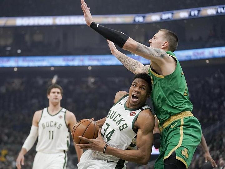 Daniel Theis (r) zeigte eine gute Leistung, doch für einen Sieg gegen die Milwaukee Bucks um Giannis Antetokounmpo reichte es nicht.