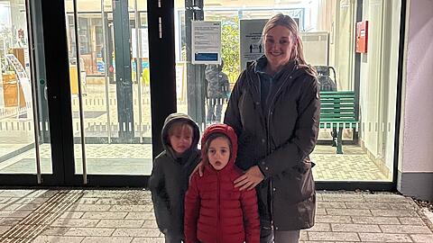 Sie frösteln sogar noch unterm Anorak: Fin (5) und Tom (7) mit ihrer Mutter Sylvia Hucks nach dem Schwimmkurs im Bad Giesing-Harlaching.