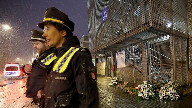 Polizeibeamte in Hamburg vor dem Gebäude der Zeugen Jehovas, wo ein Amokläufer erst sieben Menschen und dann sich selbst tötete.