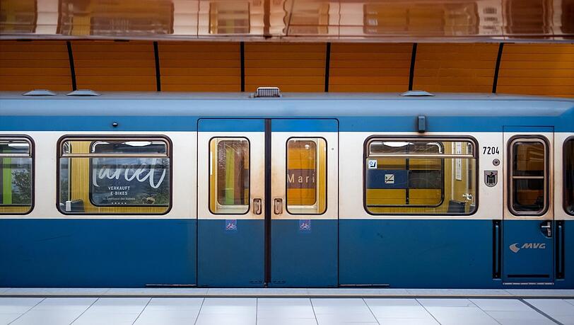 Ein Auslaufmodell: Die U-Bahnen der A-Serie rangiert die MVG bis 2026 aus. Im Moment sind diese Fahrzeuge der ältesten Generation aber wohl die einzigen, die der MVG keine Probleme bereiten – denn hier wird keine Brandschutzanlage mehr eingebaut. Und die sorgt für ordentlich Ärger bei den anderen Zügen. Ein Auslaufmodell: Die U-Bahnen der A-Serie rangiert die MVG bis 2026 aus. Im Moment sind diese Fahrzeuge der ältesten Generation aber wohl die einzigen, die der MVG keine Probleme bereiten – denn hier wird keine Brandschutzanlage mehr eingebaut. Und die sorgt für ordentlich Ärger bei den anderen Zügen.