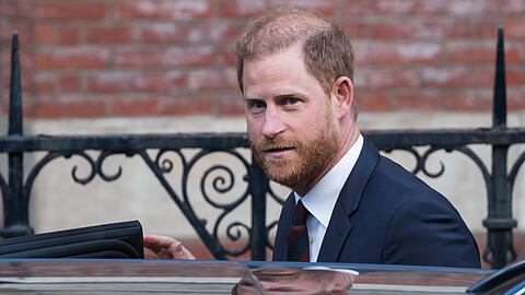 Prinz Harry hat sich in den britischen Medien nicht nur Freunde gemacht. Ein TV-Moderator findet nun deutliche Worte für den Ex-Royal.