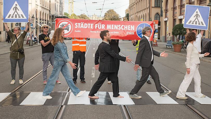 "Müsste eine Branche wie die Automobilindustrie, die ihre Klimaziele so
verlässlich reißt wie ein Uhrwerk, nicht vielmehr auf die Strafbank,
statt ihr öffentlichen Raum zum Spottpreis von 1,50 Euro pro
Quadratmeter für irreführende Selbstdarstellung und Greenwashing zu
überlassen?", fragen die Klimaaktivisten. "Müsste eine Branche wie die Automobilindustrie, die ihre Klimaziele so
verlässlich reißt wie ein Uhrwerk, nicht vielmehr auf die Strafbank,
statt ihr öffentlichen Raum zum Spottpreis von 1,50 Euro pro
Quadratmeter für irreführende Selbstdarstellung und Greenwashing zu
überlassen?", fragen die Klimaaktivisten.