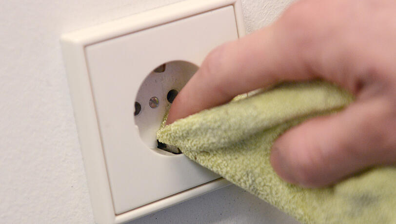 Empfehlenswert zum Säubern von Steckdosen sind trockene Mikrofasertücher. Empfehlenswert zum Säubern von Steckdosen sind trockene Mikrofasertücher.