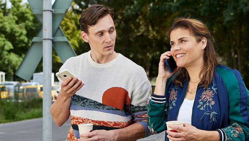 "Zwei am Zug": Otis (Rick Okon, l.) und Sandra (Katharina Wackernagel) haben gute Neuigkeiten für ihre Lieben. "Zwei am Zug": Otis (Rick Okon, l.) und Sandra (Katharina Wackernagel) haben gute Neuigkeiten für ihre Lieben.