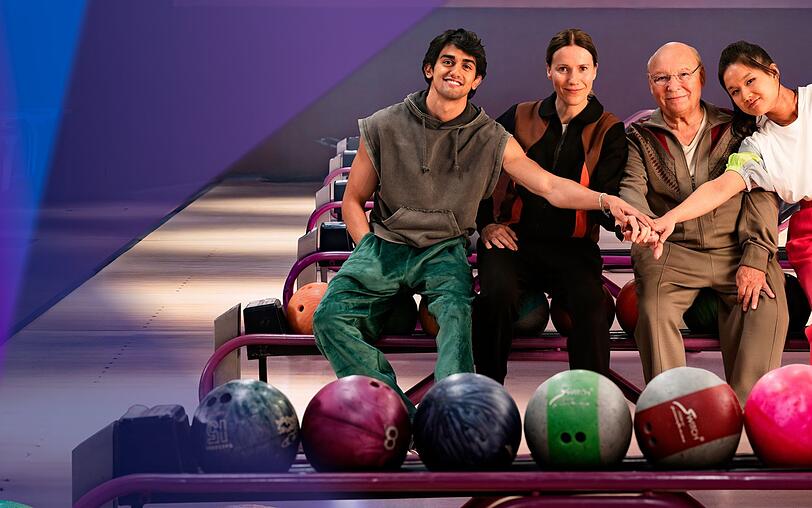 Ein Bowlingturnier ist ihre letzte Chance, von links: Djamal (Mido Kotaini), Karo (Bettina Lamprecht), Freddy (Hans-Joachim Heist) und Shu Qin (Jing Xiang).
