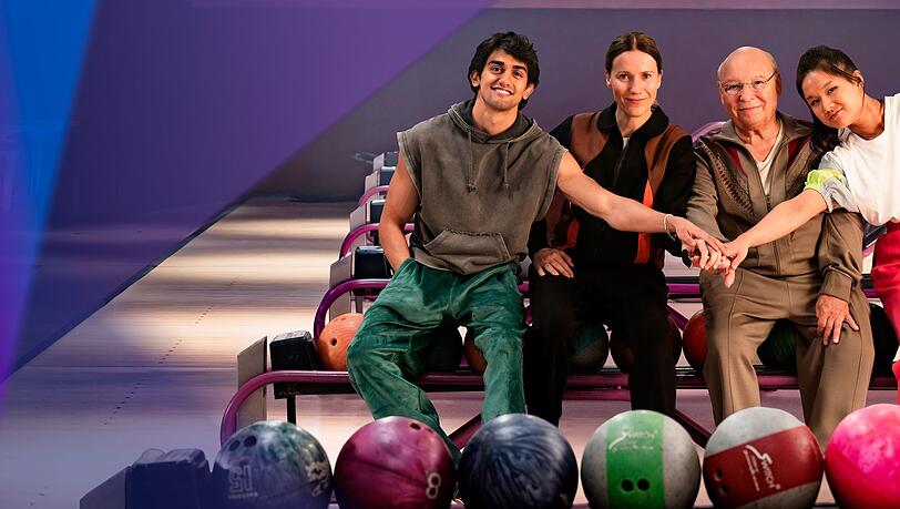 Ein Bowlingturnier ist ihre letzte Chance, von links: Djamal (Mido Kotaini), Karo (Bettina Lamprecht), Freddy (Hans-Joachim Heist) und Shu Qin (Jing Xiang).