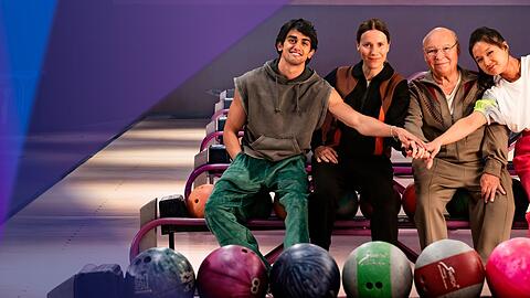 Ein Bowlingturnier ist ihre letzte Chance, von links: Djamal (Mido Kotaini), Karo (Bettina Lamprecht), Freddy (Hans-Joachim Heist) und Shu Qin (Jing Xiang).