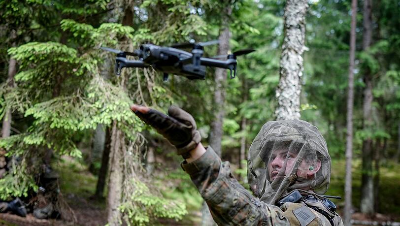 Ein Bundeswehrsoldat startet eine Aufkl&auml;rungsdrohne . (Archivbild)