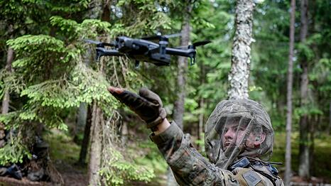 Ein Bundeswehrsoldat startet eine Aufkl&auml;rungsdrohne . (Archivbild)