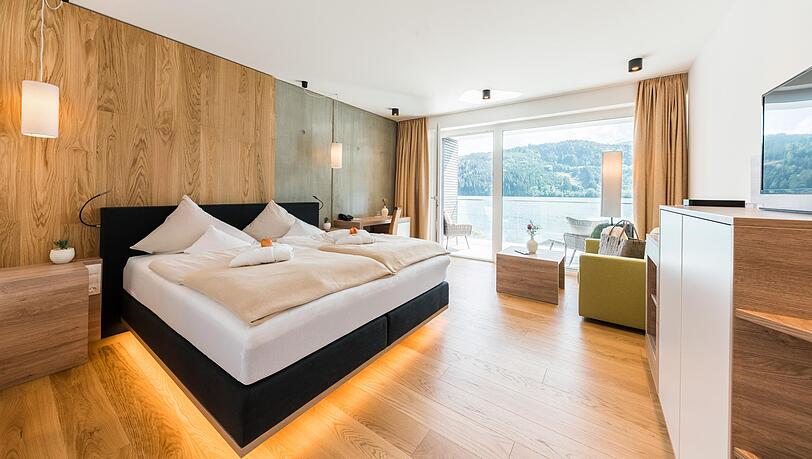 Ein Blick in ein Zimmer mit Balkon und Seeblick. Ein Blick in ein Zimmer mit Balkon und Seeblick.
