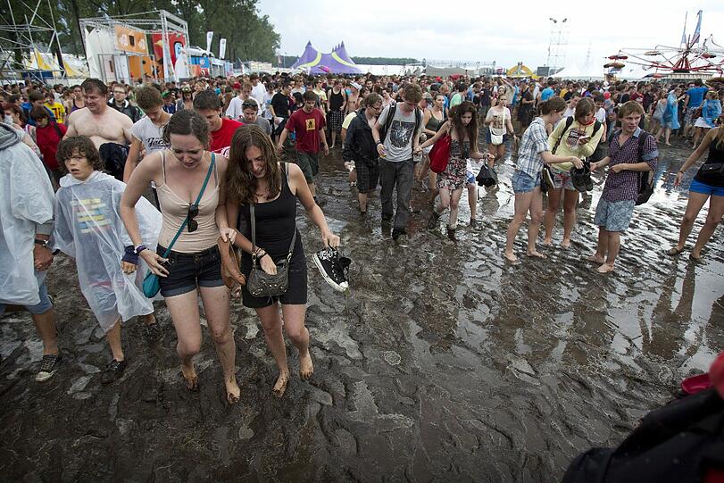 Die Festivalbesucher verlassen das Gelände: Am 18.08.2011 war der Teil einer Bühne nach einem Sturm zusammengebrochen. Drei Menschen wurden getötet, Elf wurden schwerverletzt.