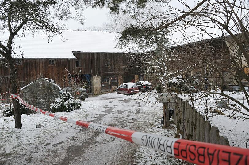 Auf diesem heruntergekommenen Hof in Wessobrunn wurde der 32-Jährige mit einer Armbrust ermordet