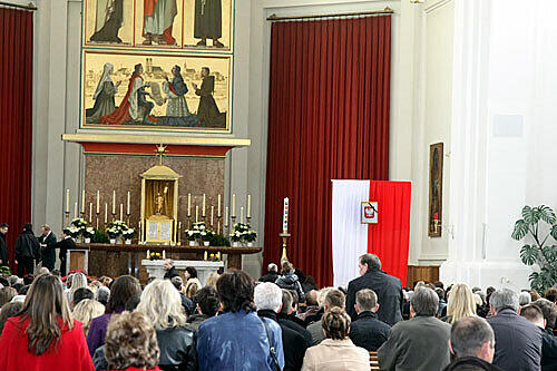 Polnische Münchner suchen Trost in der Sankt-Josephs-Kirche