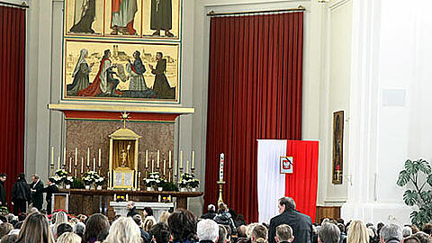 Polnische Münchner suchen Trost in der Sankt-Josephs-Kirche