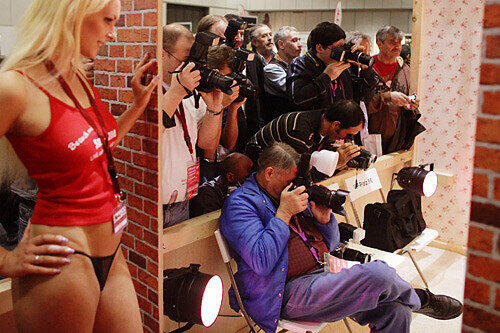 Die Erotikmesse "Eros und Amore" gastiert ein Wochenende lang in München. Für die Besucher gibt's heiße Auftritte von drallen Erotik-Stars. Sehen Sie hier die Bilder von den letzten Messen!