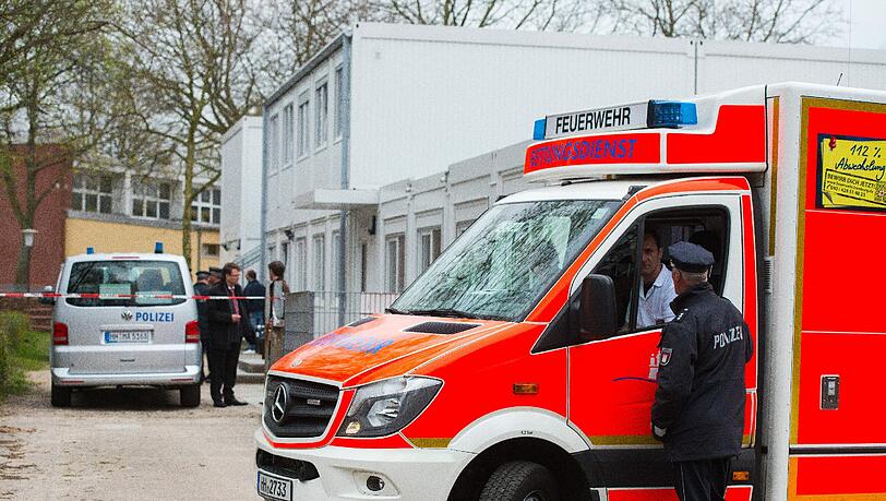 Die Hamburger sind von der Bluttat eines 17-jährigen Schülers geschockt. Der Junge hat seinen Mitschüler am Vormittag mit mehreren Messerstichen getötet. Die Hamburger sind von der Bluttat eines 17-jährigen Schülers geschockt. Der Junge hat seinen Mitschüler am Vormittag mit mehreren Messerstichen getötet.