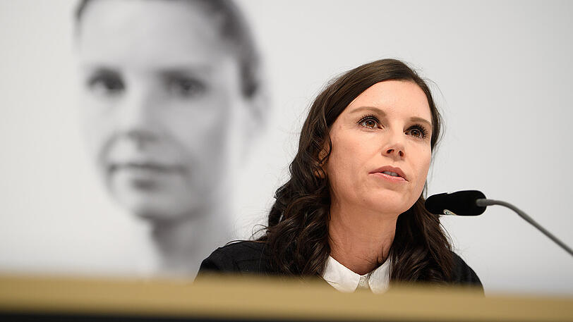 Teresa Enke ist Vorstandsvorsitzende der Robert-Enke-Stiftung - einer gemeinnützigen Organisation, die die Erforschung und Behandlung von Depressionen sowie Herzerkrankungen bei Kindern zum Ziel hat. Ihr Mann, Nationaltorhüter Robert Enke, nahm sich im November 2009 mit 32 Jahren das Leben.