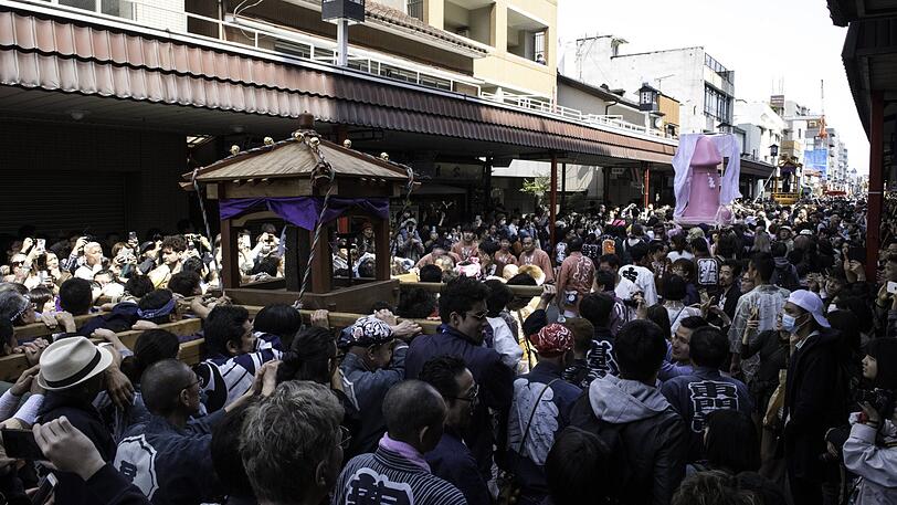 So feiern die Menschen in Japan das "fest des stählernen Penisses".
