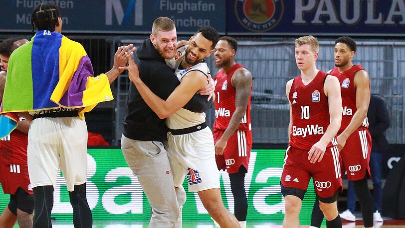 Trent Lockett (M.) und die Chemnitz Niners bejubeln den Sieg gegen die Bayern.