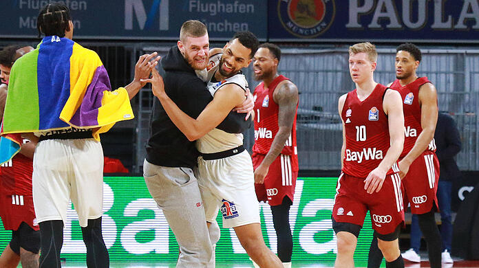 Trent Lockett (M.) und die Chemnitz Niners bejubeln den Sieg gegen die Bayern.
