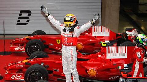 Posierte triumphierend vor den geschlagenen Ferraris: Lewis Hamilton