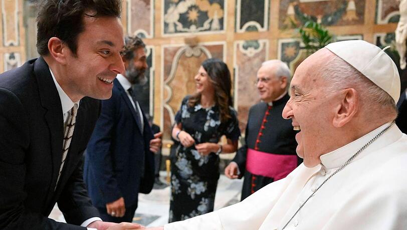 Papst Franziskus schüttelt dem US-Komiker und Late-Night-Talker Jimmy Fallon die Hand.